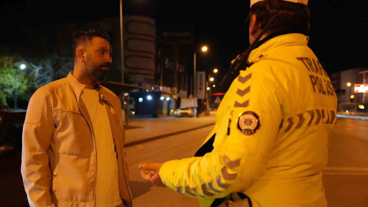 Polisten ’babalık’ yapmasını isteyen alkollü sürücü gazetecinin şarjının bitmesini diledi