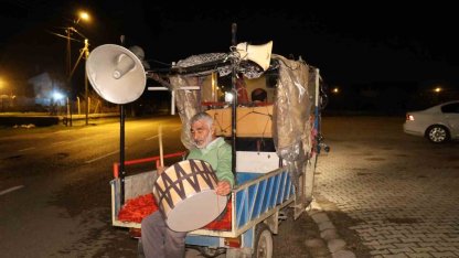 Ramazan davulcusundan hem geleneksel hem teknolojik yöntem