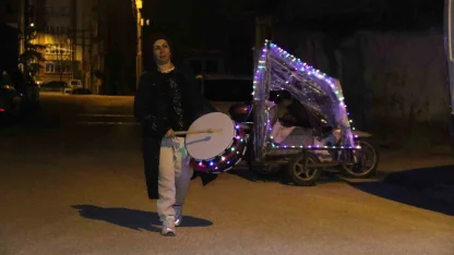 Rengarenk davulunu çalarak torununa ‘ışık’ olmak istiyor