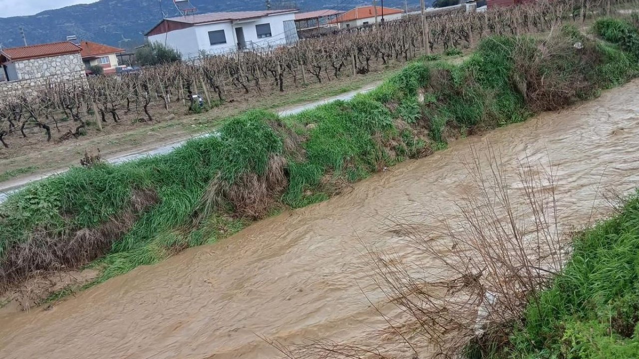 Sağanak yağış Sarıgöl’de kuruyan dereleri canlandırdı