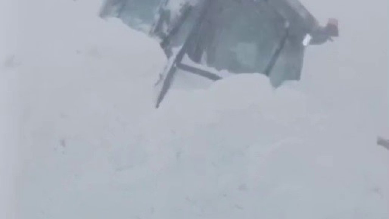 Sahara Geçidi’nde çığ: Kurtarma ekipleri de mahsur kaldı