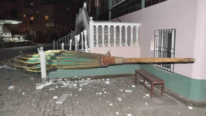 Salihli ilçesini fırtına vurdu, minarenin külahı koptu, çok sayıda ağaç devrildi