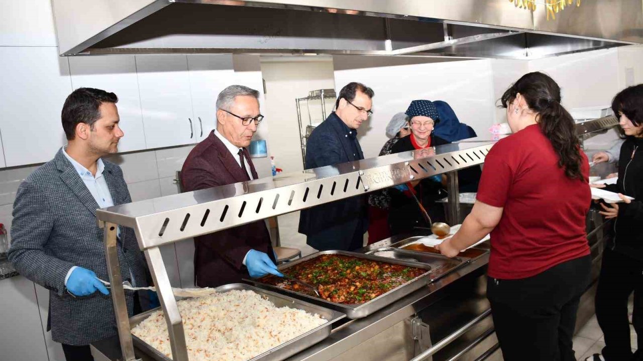 Salihli Kaymakamı Güldoğan, öğrencilerle iftar yaptı