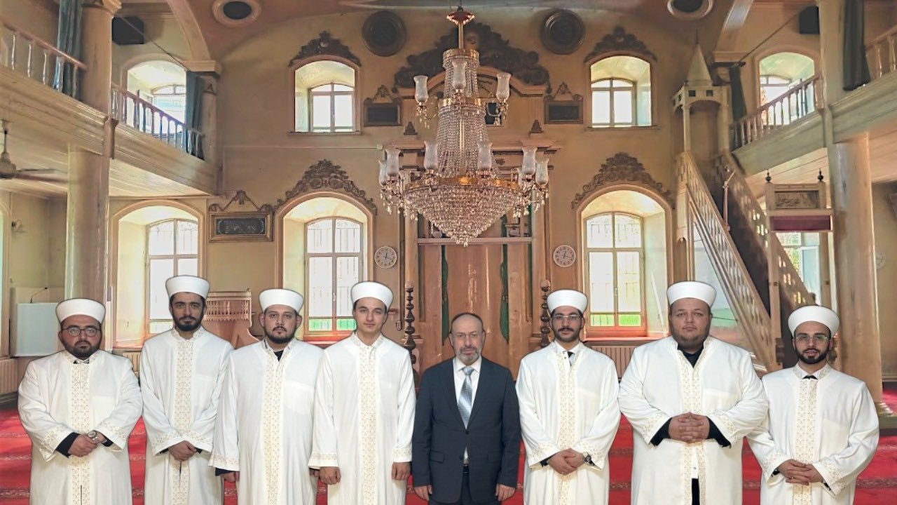 Salihli’ye atanan din görevlileri cübbe giydi