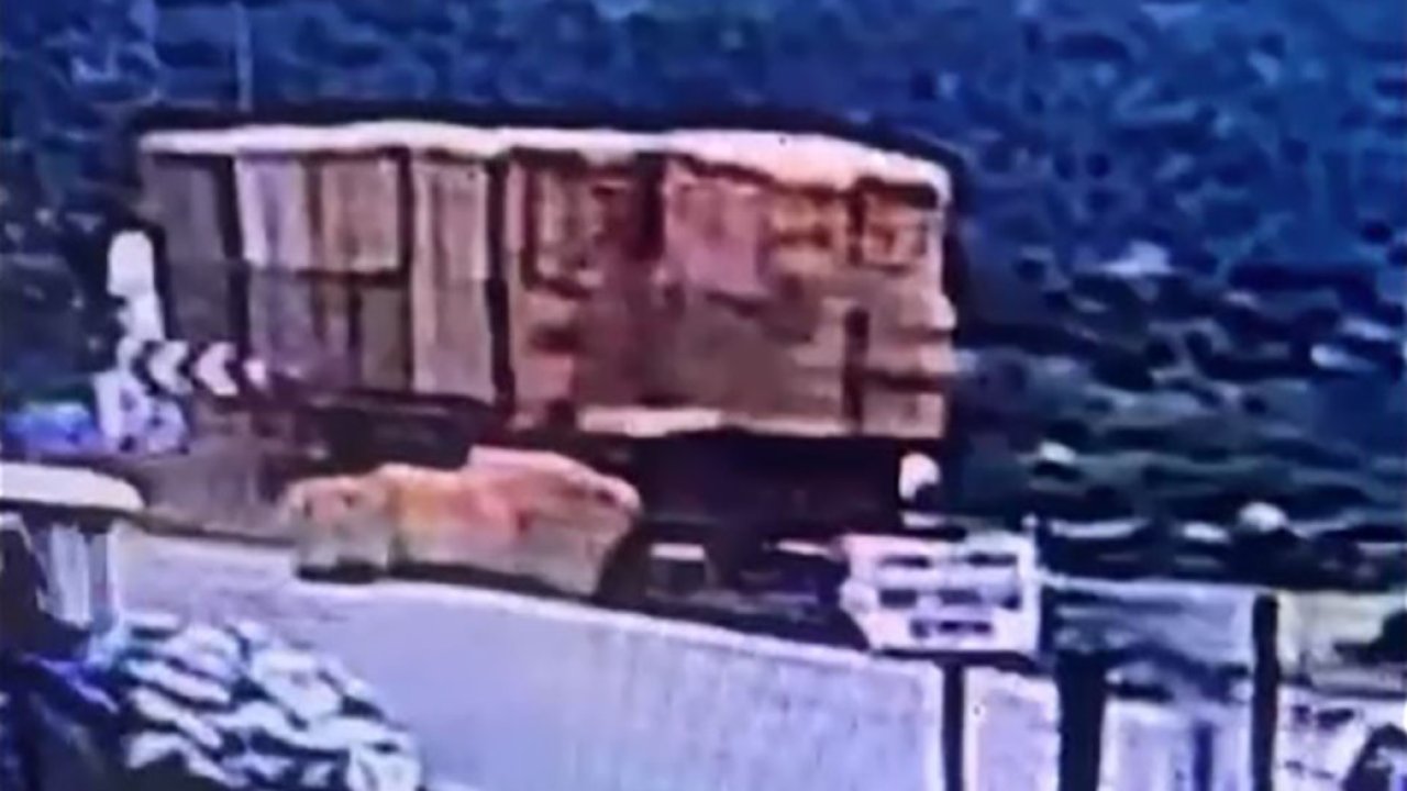 Saman balyalarının altında kalan kişinin ölüm anı kamerada