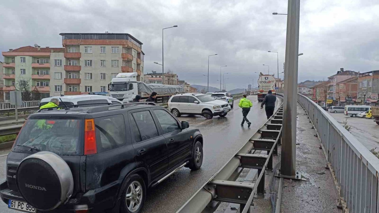Samsun’da cip bariyere çarptı, anne ve oğlu yaralandı