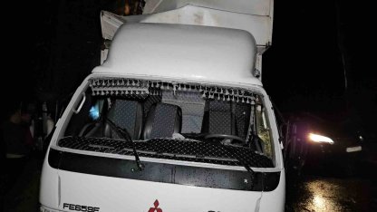 Sarıyer’de seyir halindeki kamyonet yol kenarındaki ağaca çarptı