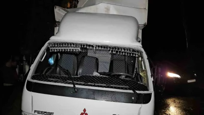 Sarıyer’de seyir halindeki kamyonet yol kenarındaki ağaca çarptı