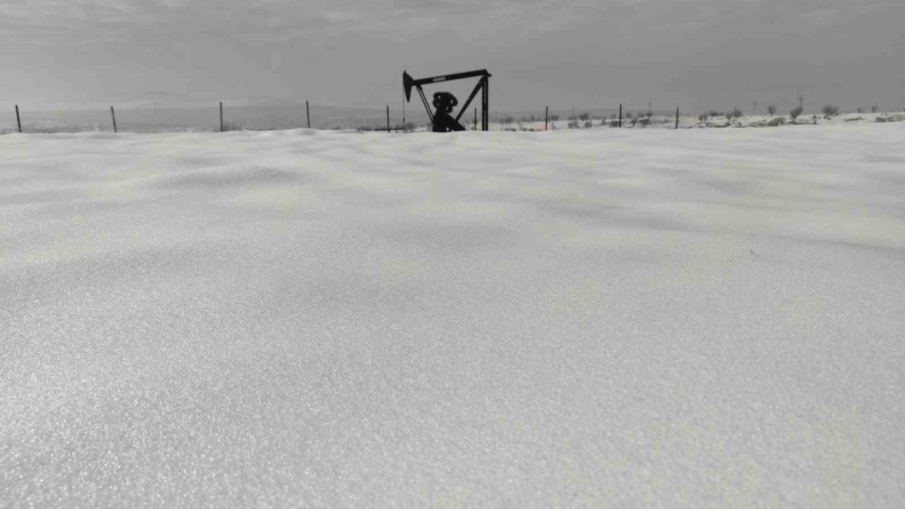 Sason ve Kozluk’ta okullara kar engeli