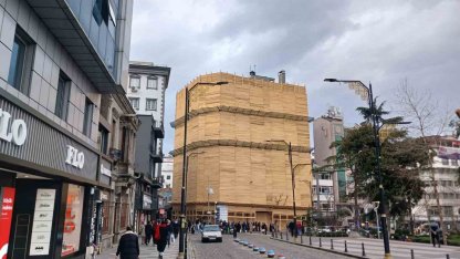 Şehrin merkezinde binayı kereste ile paketlediler