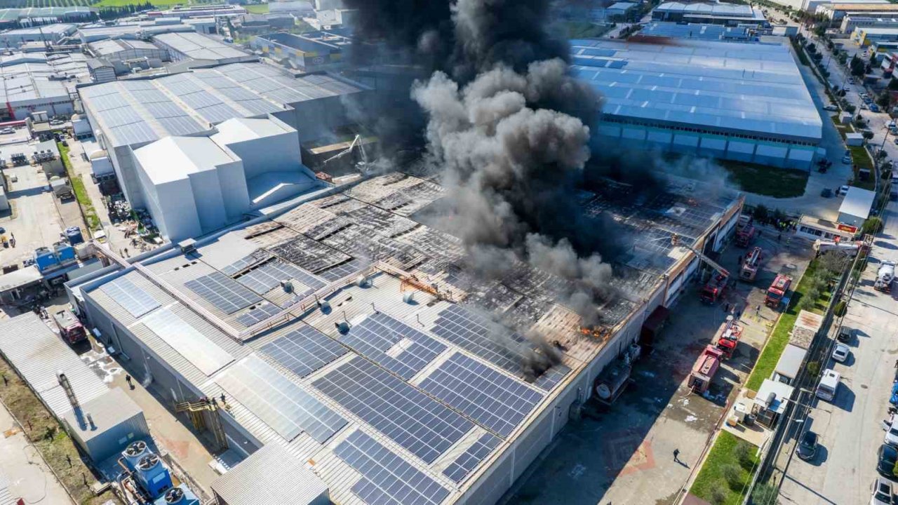 Şekerleme fabrikasındaki yangın dronla görüntülendi