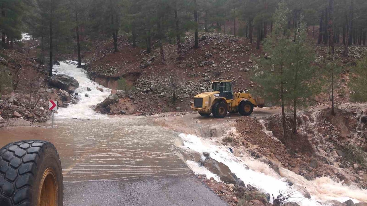 Sel, heyelan ve kar yağışına karşı yoğun mücadele