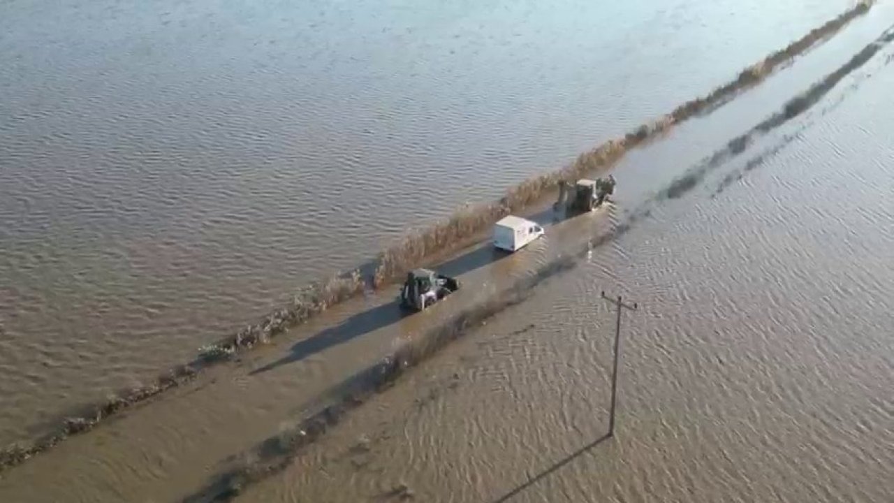 Sel sularında araçta mahsur kalan sürücü ekiplerce kurtarıldı