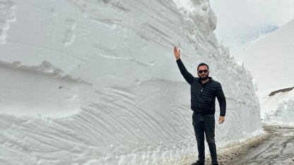 Şemdinli’de iş makinesinin boyunu bulan kar tünellerinde çalışma