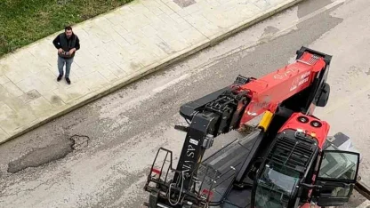 Sevgililer Günü’nü unuttu, iş makinesiyle balkona çıkarttığı güllerle gönül aldı