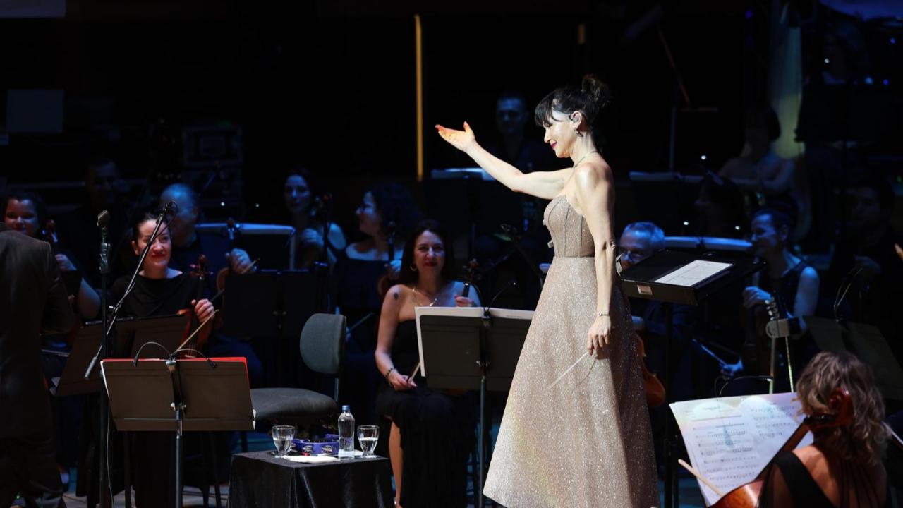 Şevval Sam hem söyledi hem yönetti