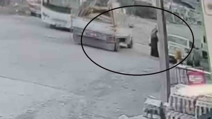 Seyir halindeki pikabın açılan kapağı kadının kafasına çarptı... O anlar kamerada