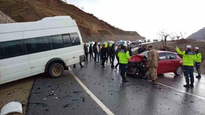 Siirt’te öğrenci servisi ile otomobil çarpıştı: 12 yaralı