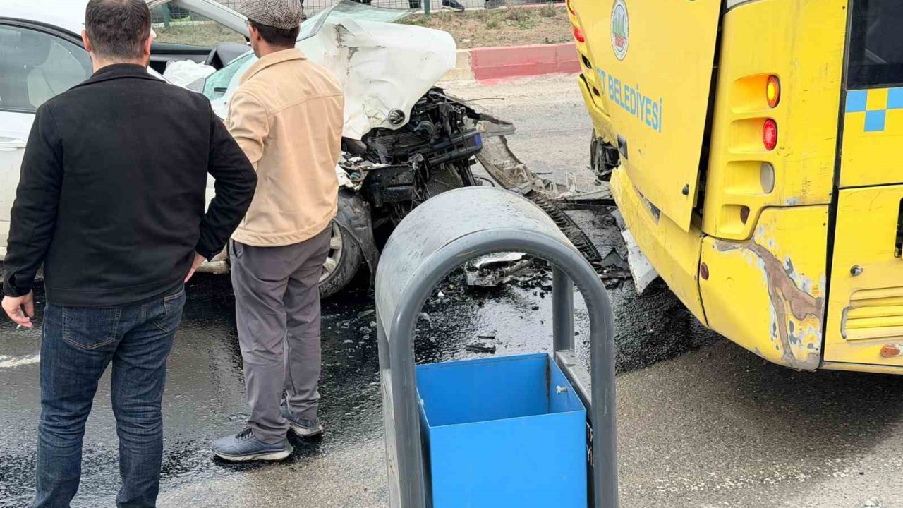 Siirt’te otomobil ile otobüs çarpıştı: 2 yaralı