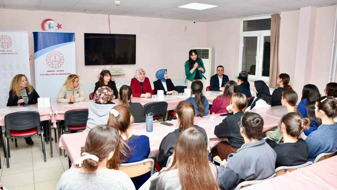 Silifke’de cumhuriyet savcıları öğrencilerle iftarda buluştu