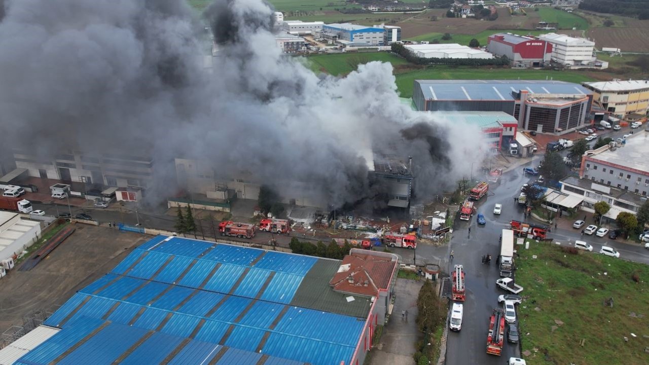 Silivri kablo ve inşaat malzemeleri üreten fabrikada yangın çıktı
