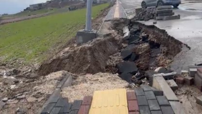 Silvan’da yağışlar nedeniyle yol ve kaldırım çöktü