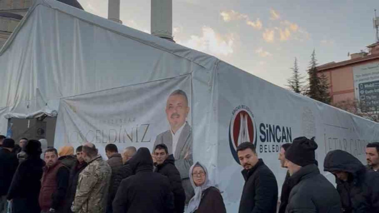 Sincan Belediye Başkanı Ercan, ilk iftarını vatandaşlarla birlikte yaptı