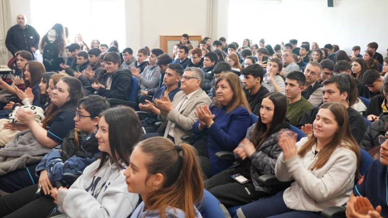 Sinop’ta öğrencilerden nefes kesen münazara