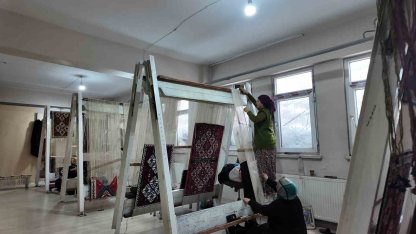 Şırnaklı kadınların ilmek ilmek işlediği halılar, 3 ayda tamamlanıyor