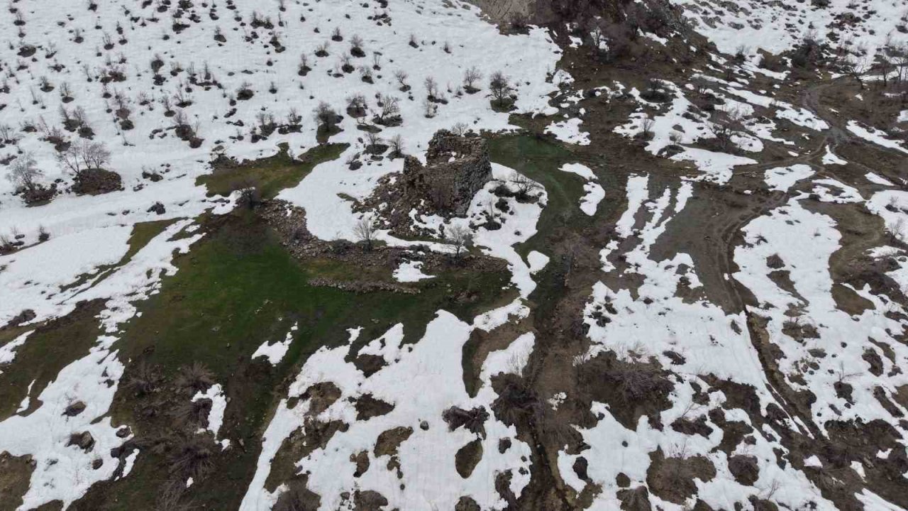 Şırnak’ta 3 bin yıllık evler, karların erimesiyle gün yüzüne çıktı