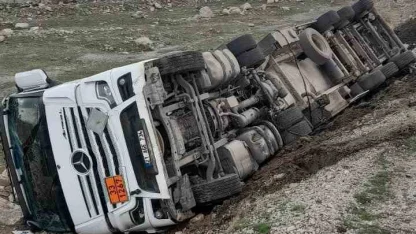 Şırnak’ta atık su tankeri devrildi, sürücü yaralandı