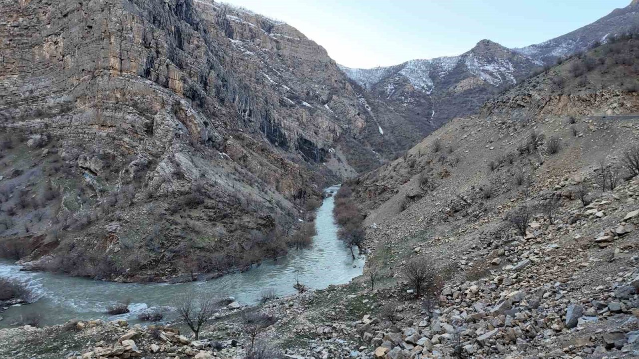 Şırnak’ta kar eridi, dereler taştı