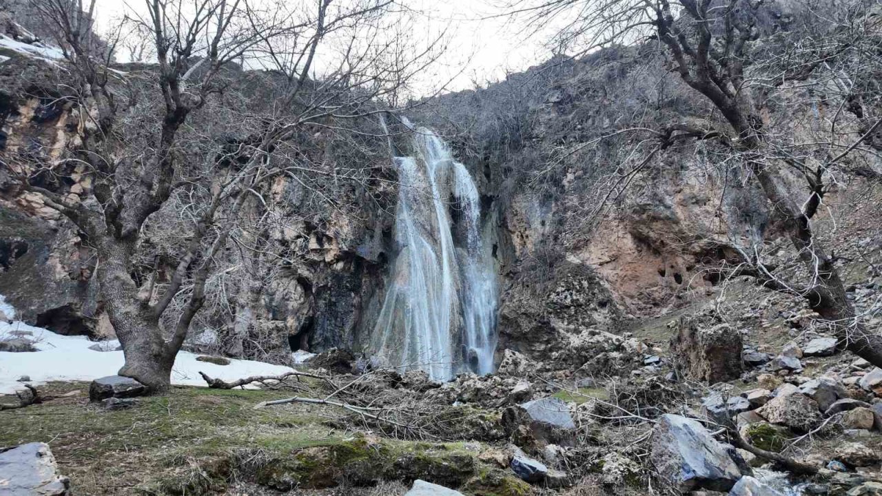 Şırnak’ta kar eridi, şelaleler coştu