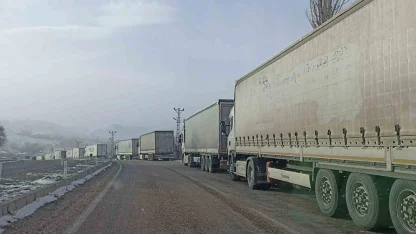 Sivas’ta tipi ulaşımı aksattı, kilometrelerce tır kuyrukları oluştu