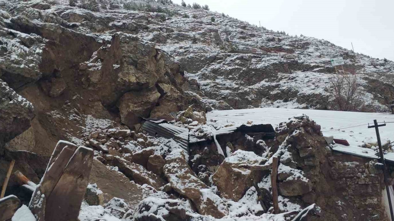 Sivas’ta yamaçtan kopan kayalar tehlike saçtı