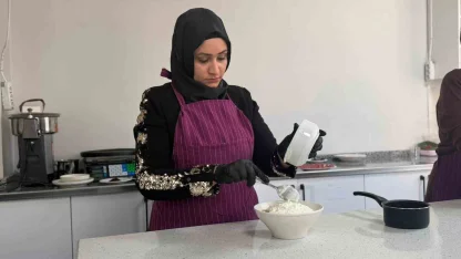 Siverek’te aşçılık kursuna giden kadınlar yöresel yemekler yapıp sofraları süslüyor