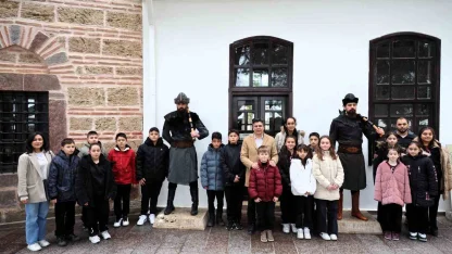 Söğüt’e gelen öğrencilere başkan Durgut Ertuğrulgazi Türbesi’nde rehberlik etti