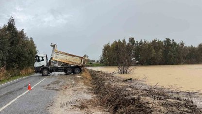 Söke Bağarası yolundaki taşkına ekiplerden anında müdahale
