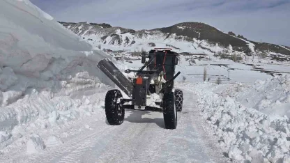 Son yılların en yoğun kar yağışını alan Iğdır’da karla mücadele aralıksız sürüyor
