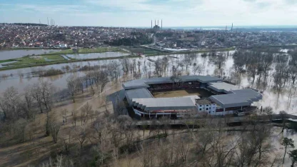 Sular altında kalan Sarayiçi güreş alanında su seviyesi düşüyor