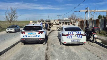 Sultangazi’de beton mikseri devrildi: Sürücü yaralandı