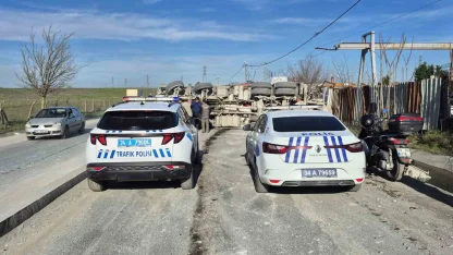Sultangazi’de beton mikseri devrildi: Sürücü yaralandı