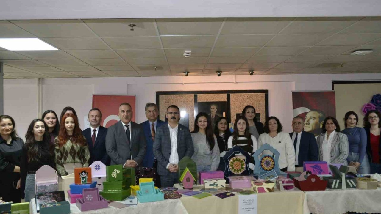 Sultanhisar’da el emeği göz nuru eserler sergilendi