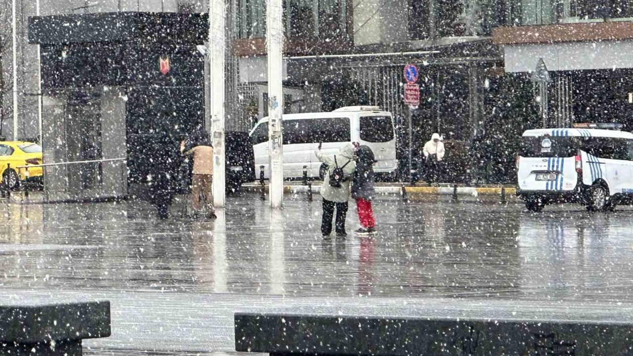Taksim’de kar yağışı etkili oldu
