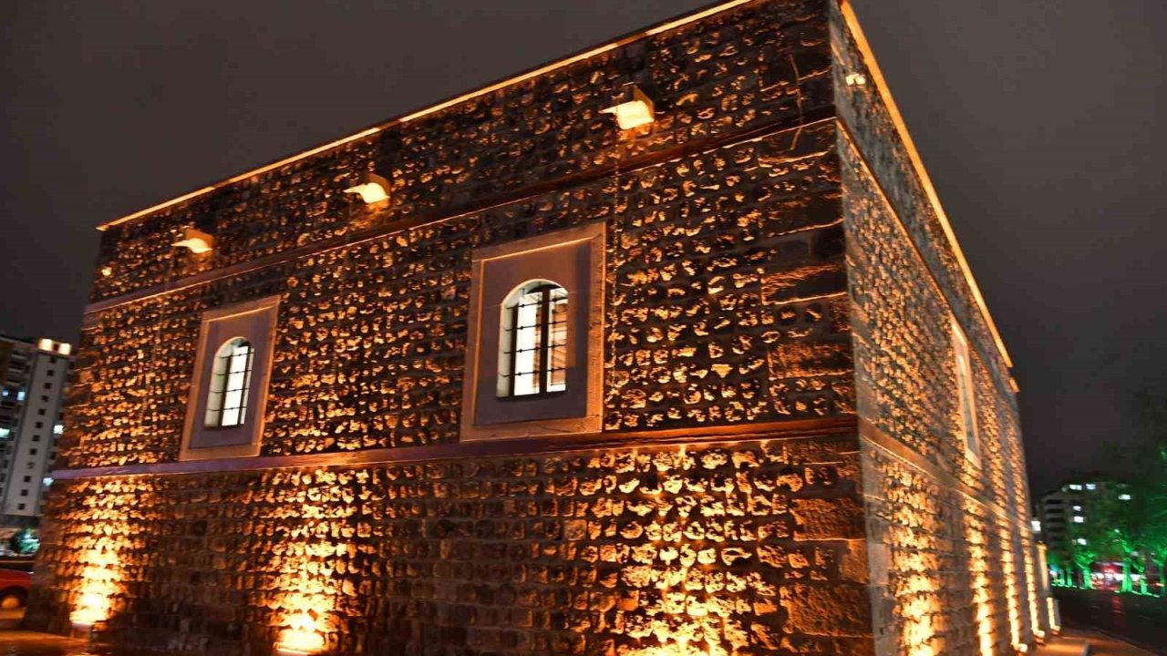 Tarihi Tasmakıran Camii’nde restorasyon sonrası ilk teravih heyecanı