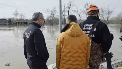 Taşkında mahsur kalan atlar için botlarla seferberlik