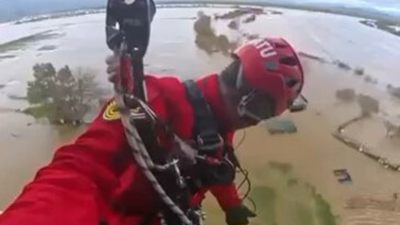 Taşkında mahsur kalan vatandaşın kurtarılma anları jandarma kamerasına yansıdı