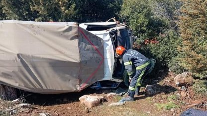 Tavas’ta devrilen kamyonet içerisinde mahsur kalan 2 kişi ve 10 küçükbaş sağ kurtuldu