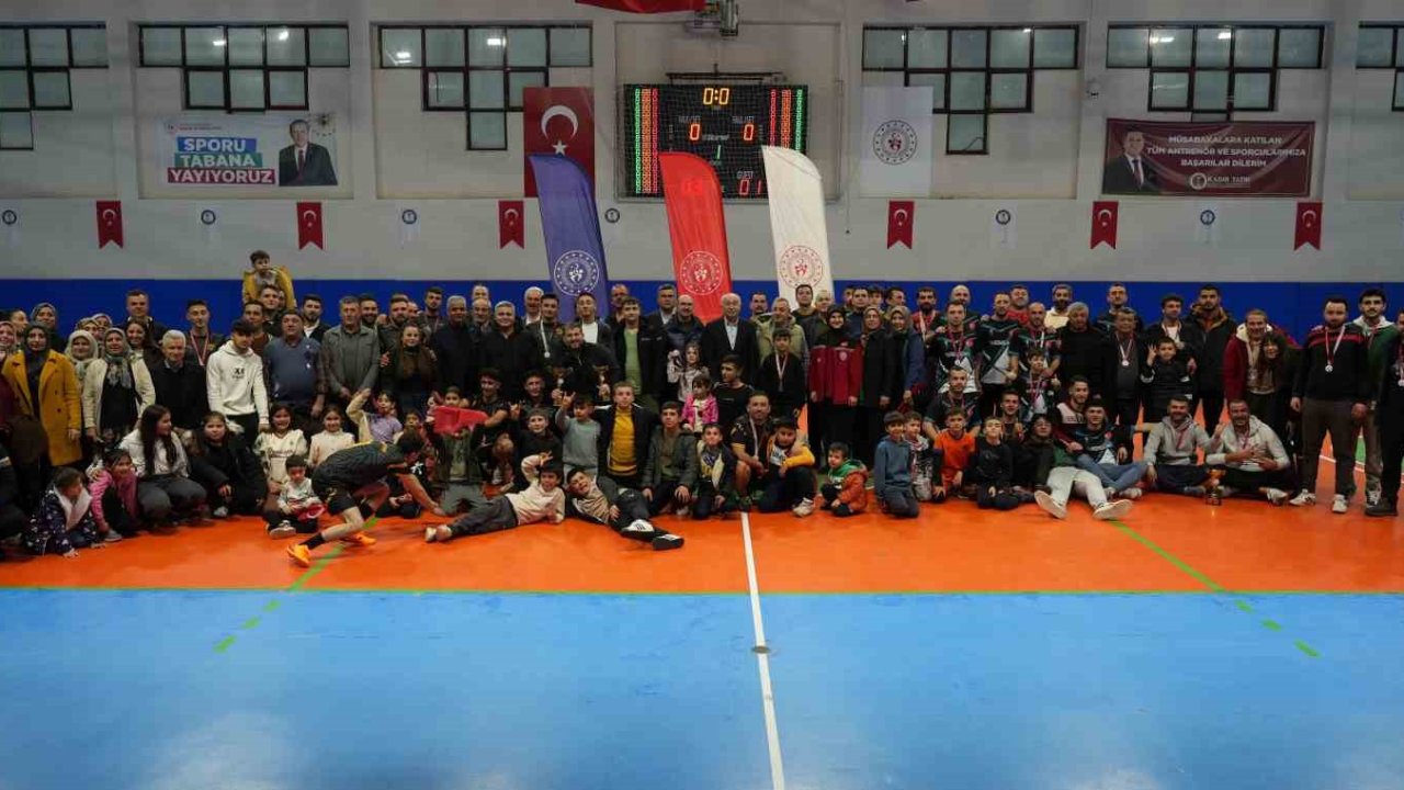 Tavas’ta mahalleler kozlarını sahada paylaştı