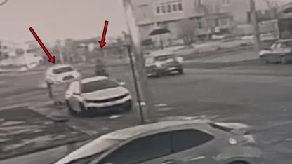 Tekirdağ’da otomobille çarpışan bisikletlinin yaralandığı feci kaza kamerada